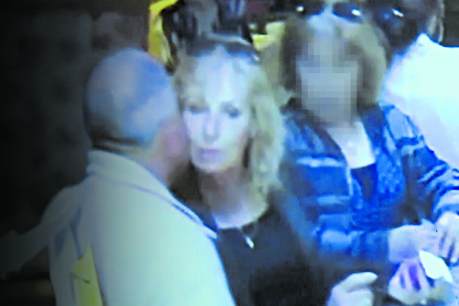 Jair e Conceição cumprimentam-se em danceteria