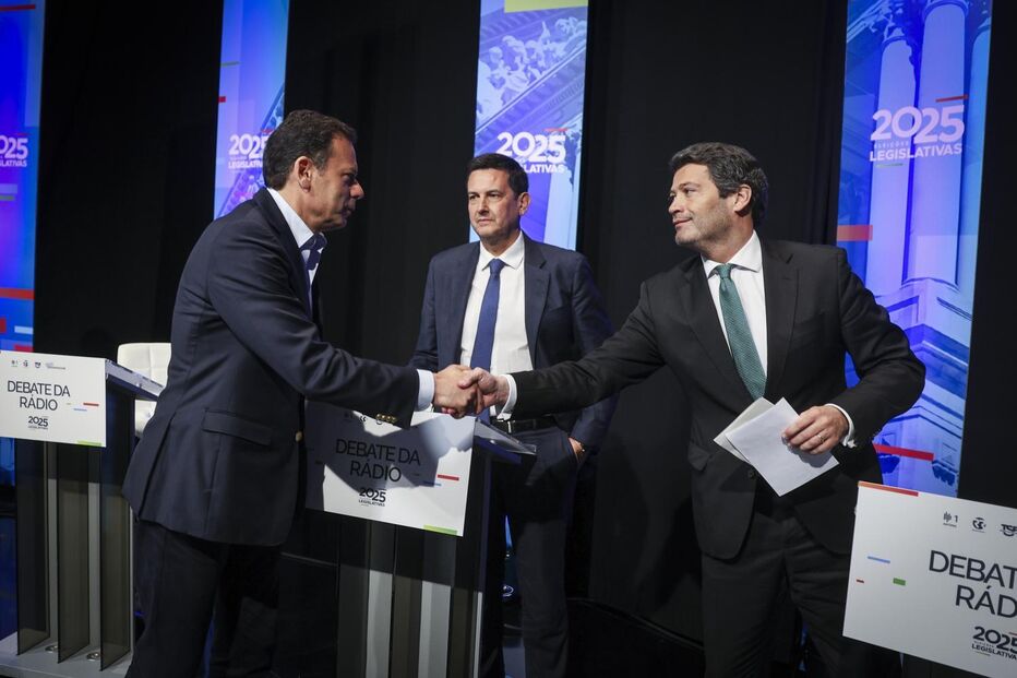 Fiscais das secretas nas mãos da direita