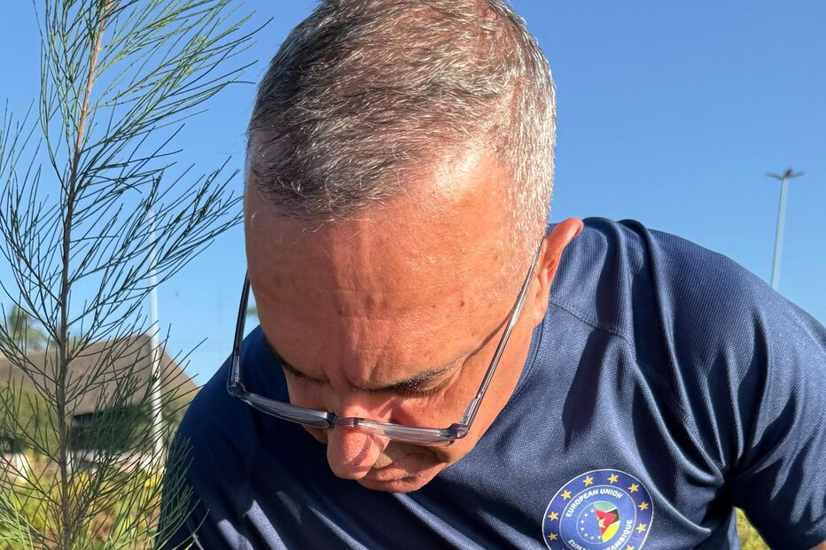 O brigadeiro-general Luís Barroso a plantar uma árvore