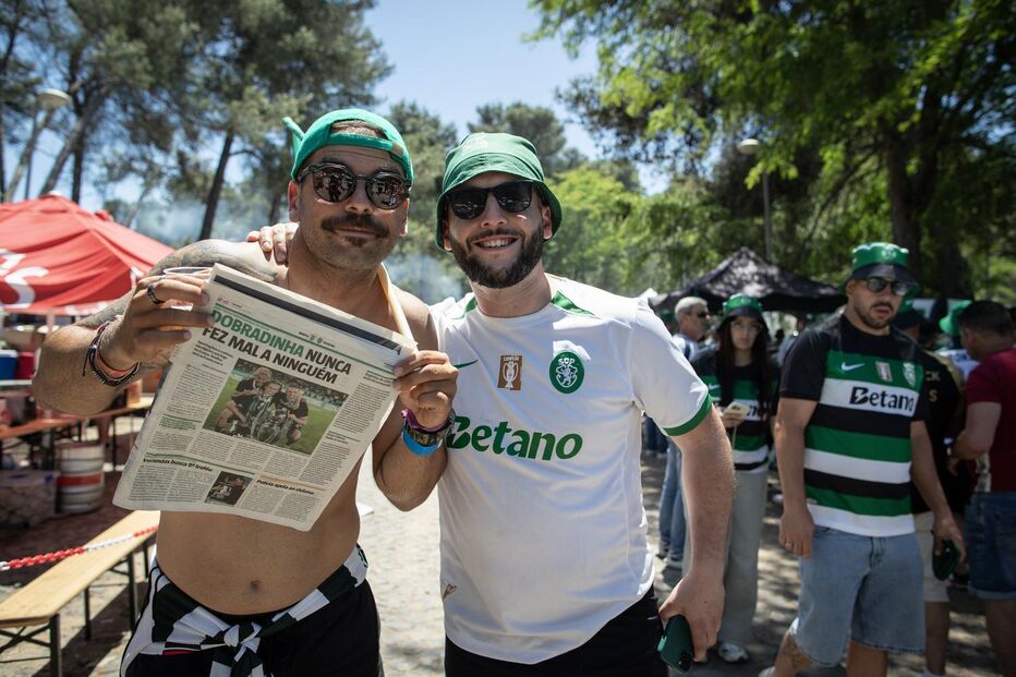 Adeptos do Sporting com o jornal Record