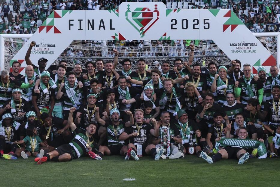 Equipa do Sporting celebra a vitória da Taça de Portugal