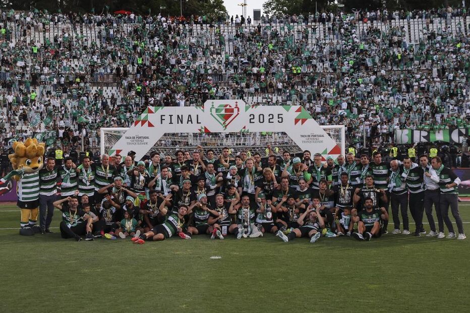 Equipa do Sporting celebra a vitória da Taça de Portugal
