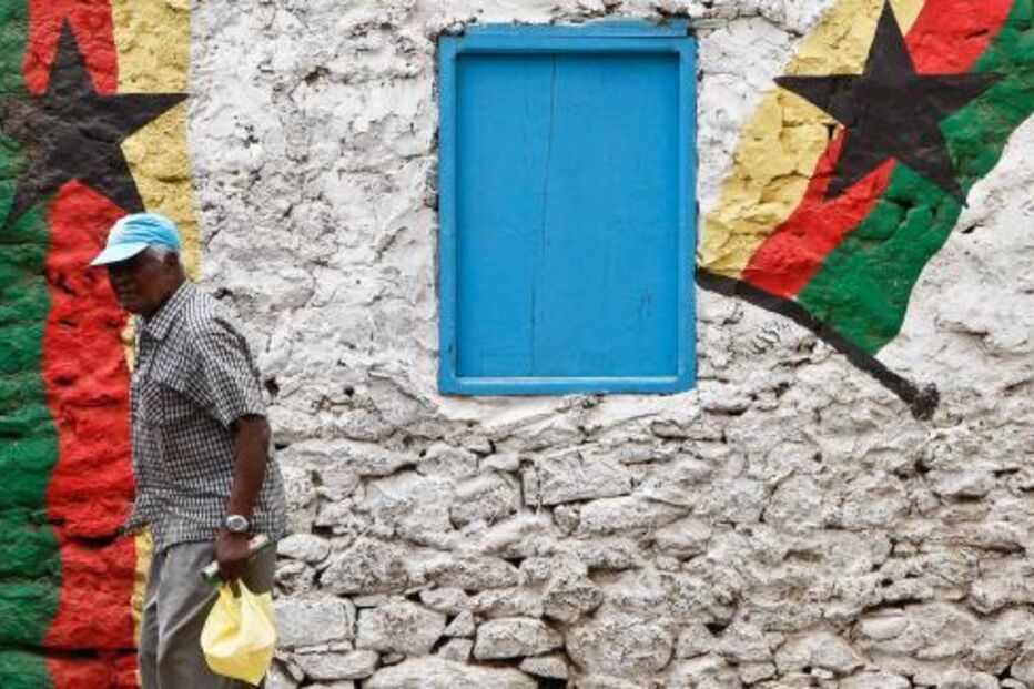 Casa com as cores da bandeira do PAICV