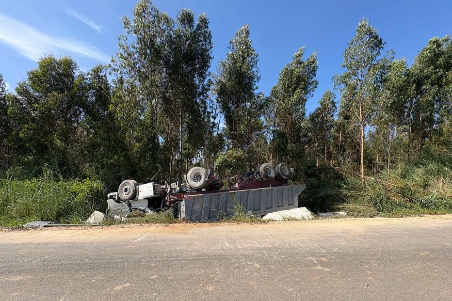 Camião despista-se