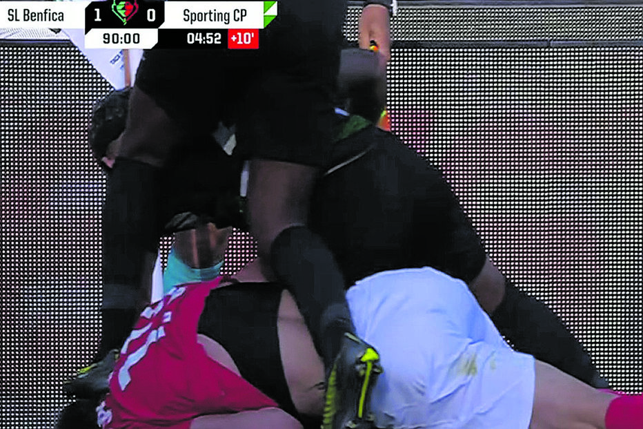 Pisão de Matheus Reis na cabeça de Belotti