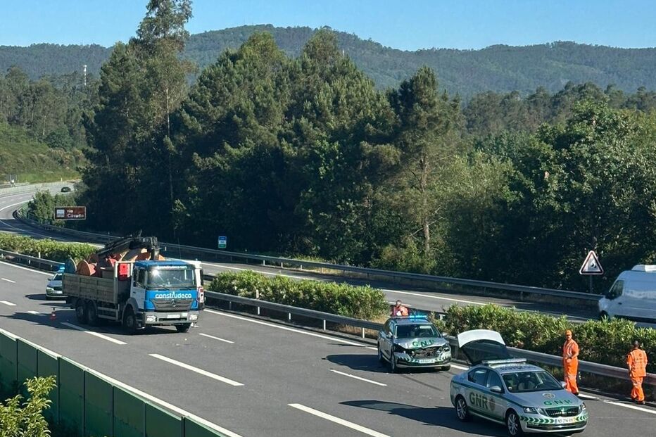 Perseguição da GNR a camião na A3 acaba com viaturas abalroados