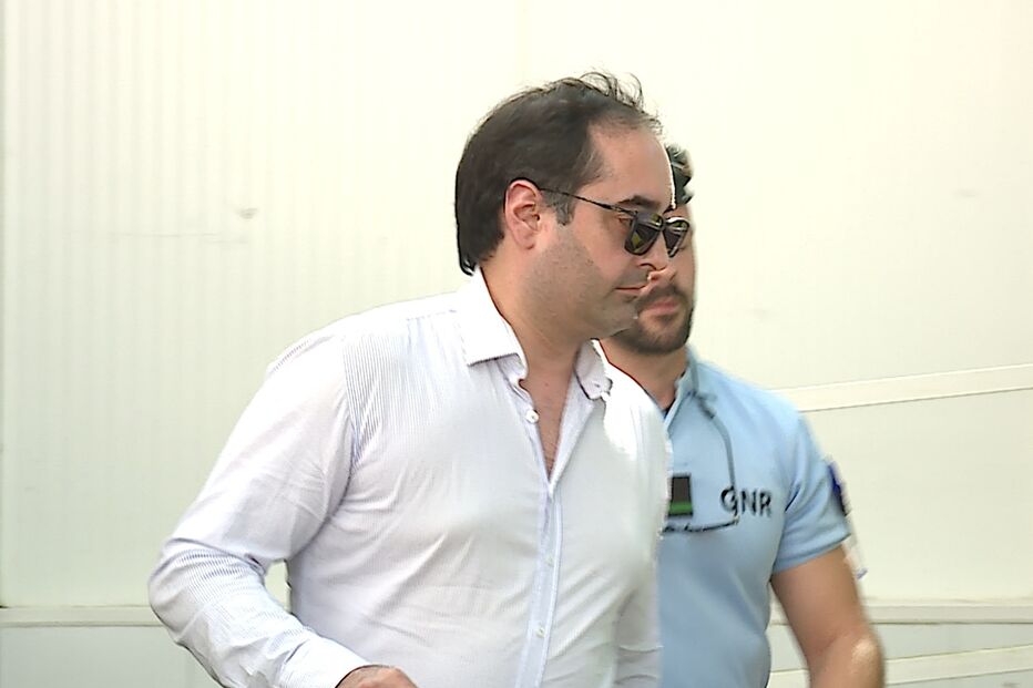 Fernando Valente à saída do Tribunal de Aveiro.jpg