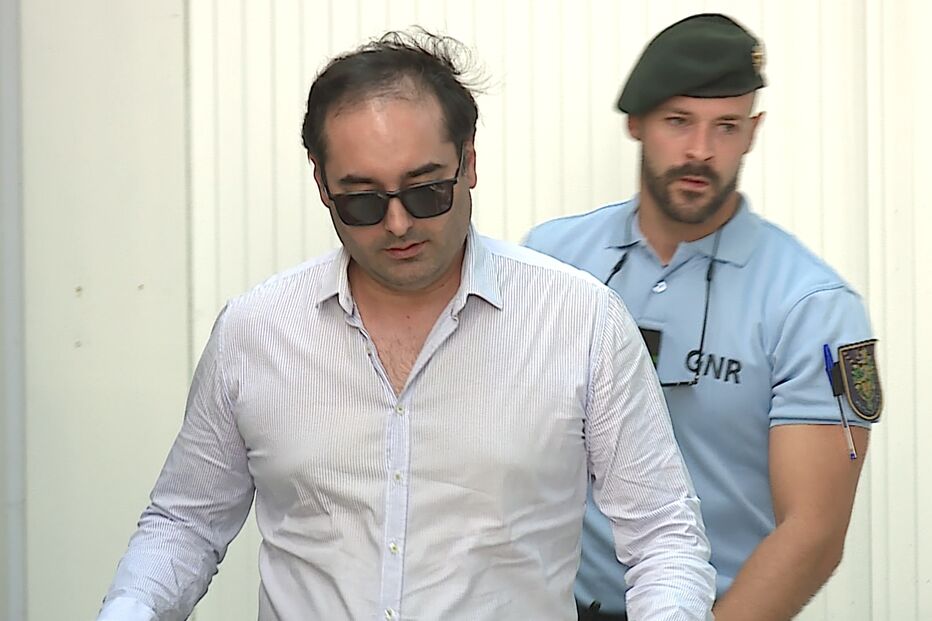 Fernando Valente à saída do Tribunal de Aveiro.jpg