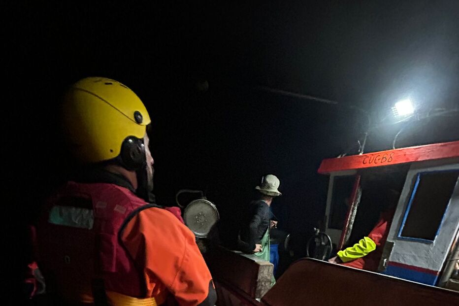 IMG-20250528-WA0005.jpg Embarcação de pesca a meter água resgatada salva-vidas de VRSA e Tavira ao largo da Praia de Altura
