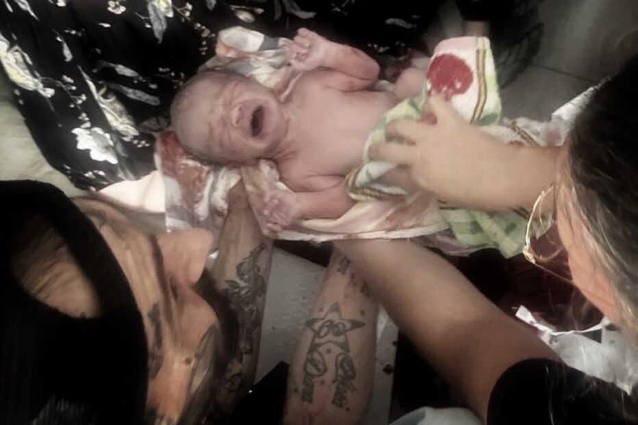 O pai com o filho logo após o nascimento