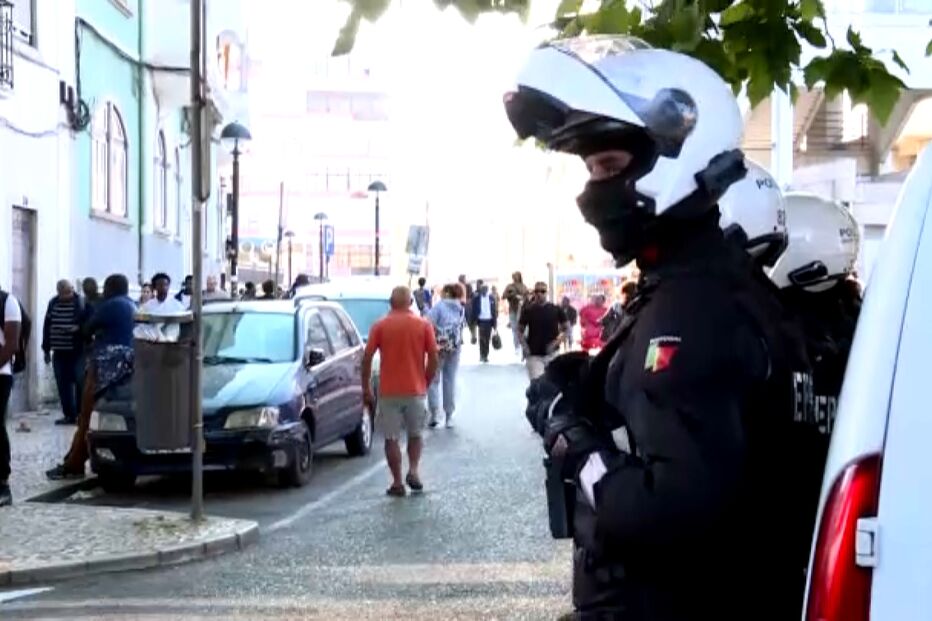 Primeira operação da PSP no centro comercial da Avenida António Enes, em Queluz