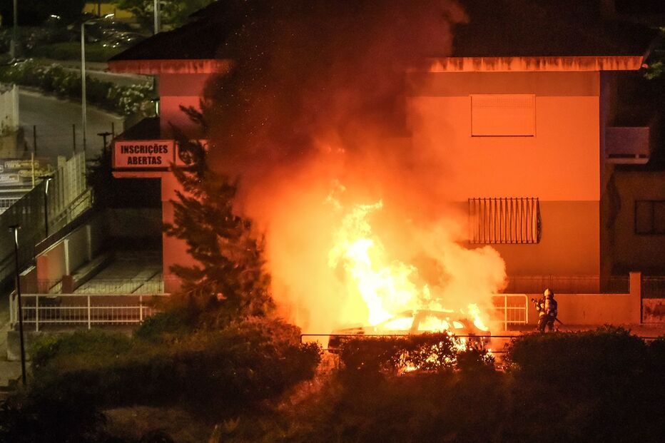 Dois carros em chamas no Bairro do Liceu em Setúbal