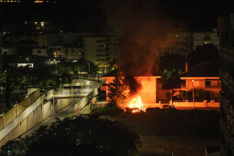 Dois carros em chamas no Bairro do Liceu em Setúbal