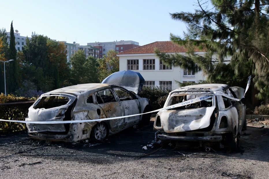 Dois carros foram destruídos pelas chamas no Bairro do Liceu em Setúbal
