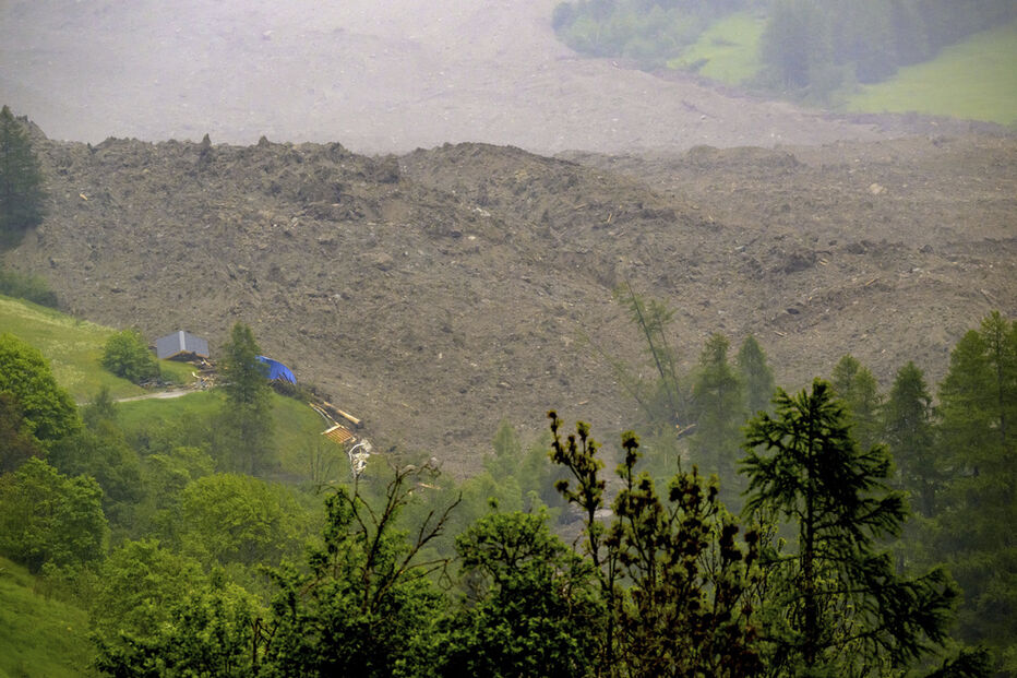 Uma grande avalanche com uma mistura de gelo, rocha, neve e água atinge o fundo do vale em Wiler após o colapso do glaciar Birch acima de Blatten, Suíça