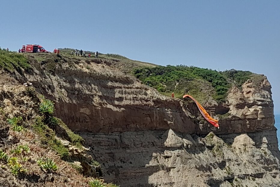 Dois praticantes de parapente presos em escarpa em Torres Vedras