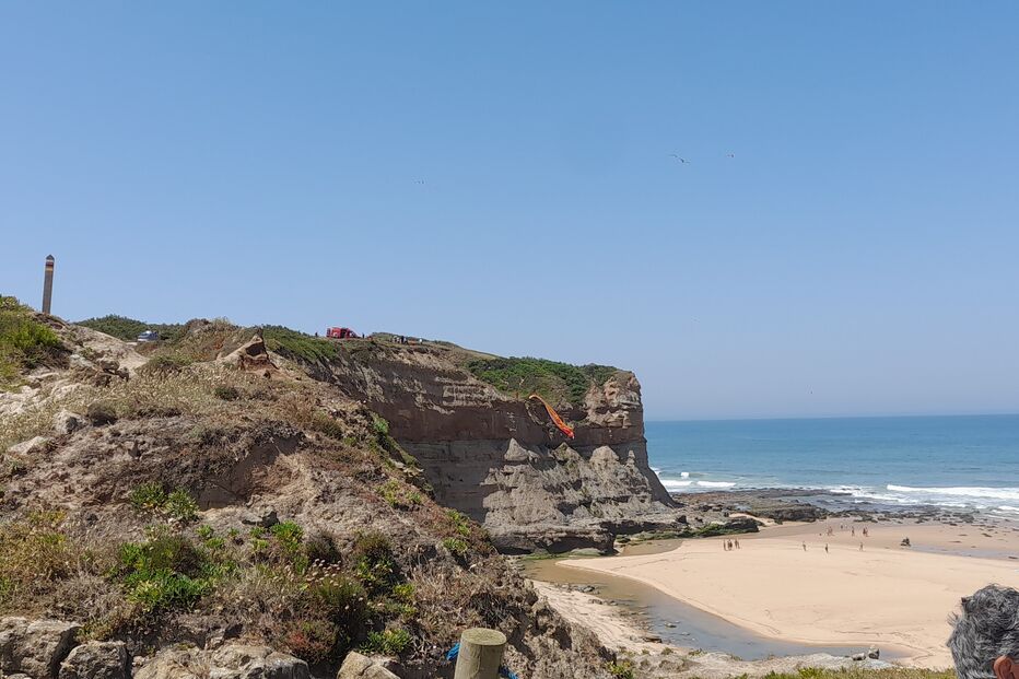 Dois praticantes de parapente presos em escarpa em Torres Vedras