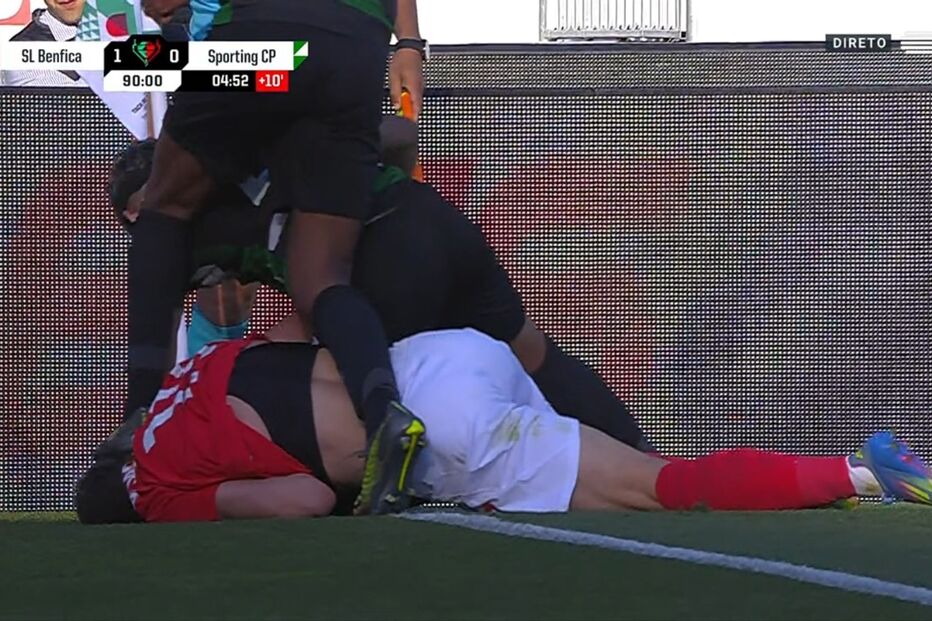 Matheus Reis pisou cabeça de Belotti em lance confuso junto à bandeirola de canto