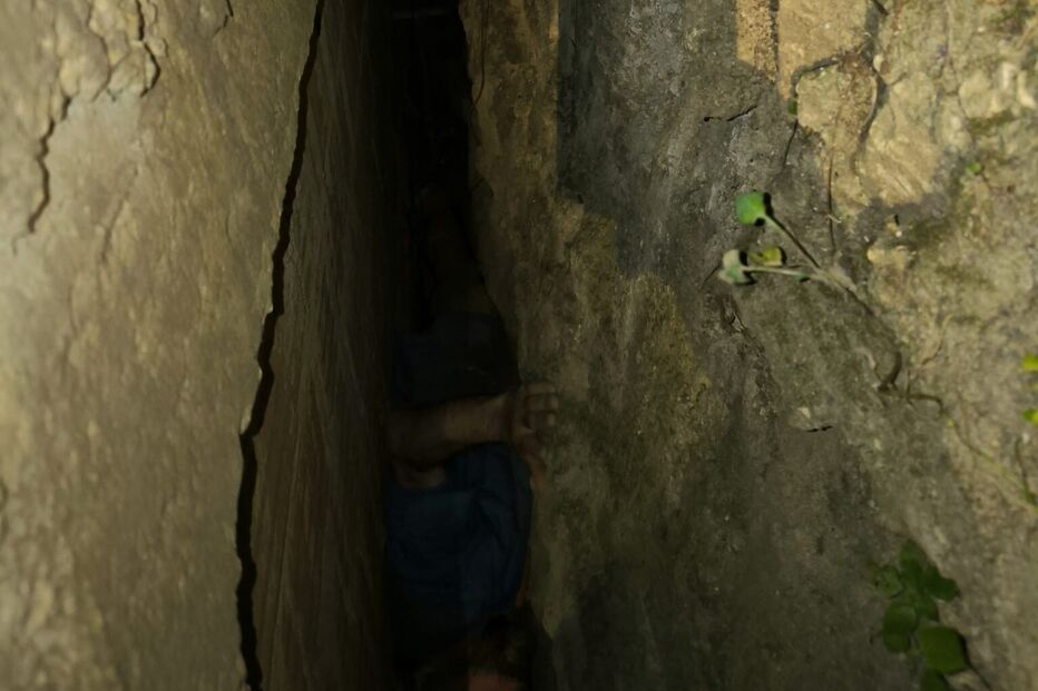 Homem preso em fresta com 15cm de largura após queda de quatro metros de altura em Camarate