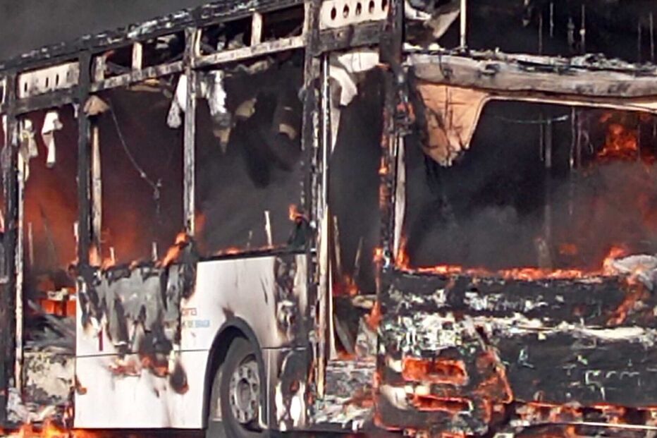 Autocarro da TUB destruído pelas chamas em Espinho