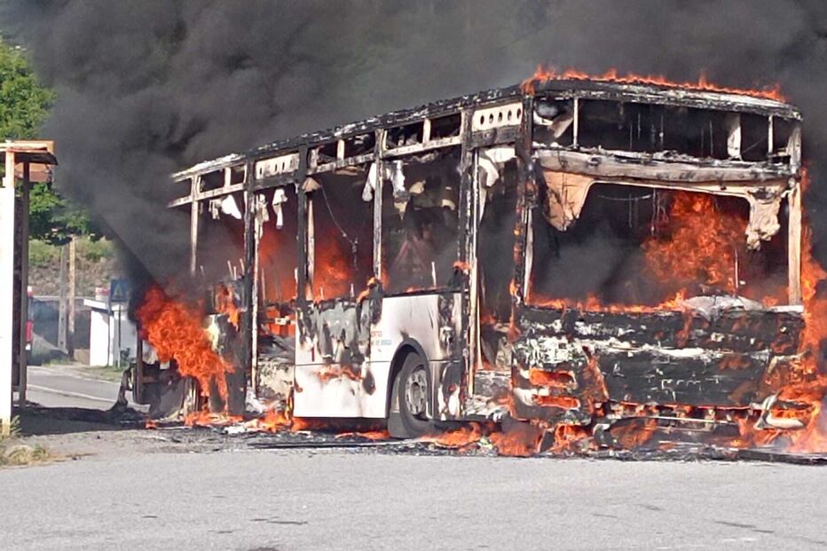 Autocarro da TUB destruído pelas chamas em Espinho