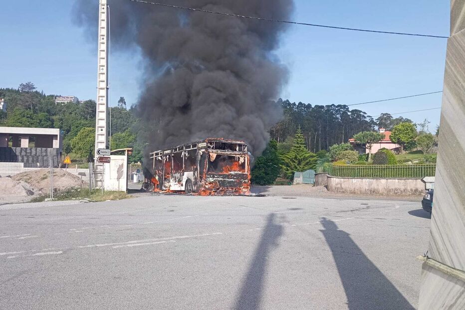 Autocarro da TUB destruído pelas chamas em Espinho