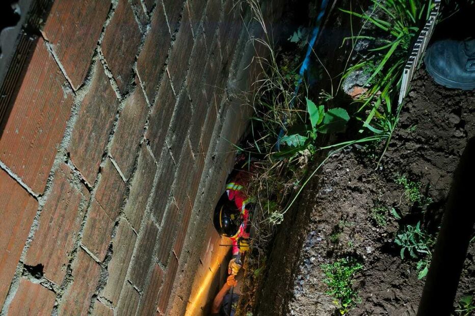 Homem preso em fresta com 15cm de largura após queda de quatro metros de altura em Camarate