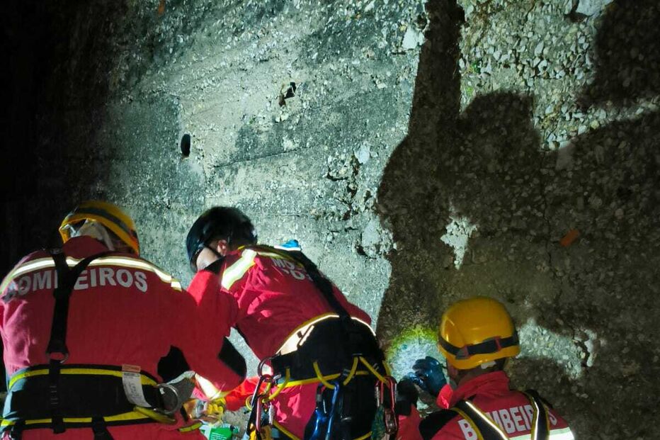 Homem preso em fresta com 15cm de largura após queda de quatro metros de altura em Camarate
