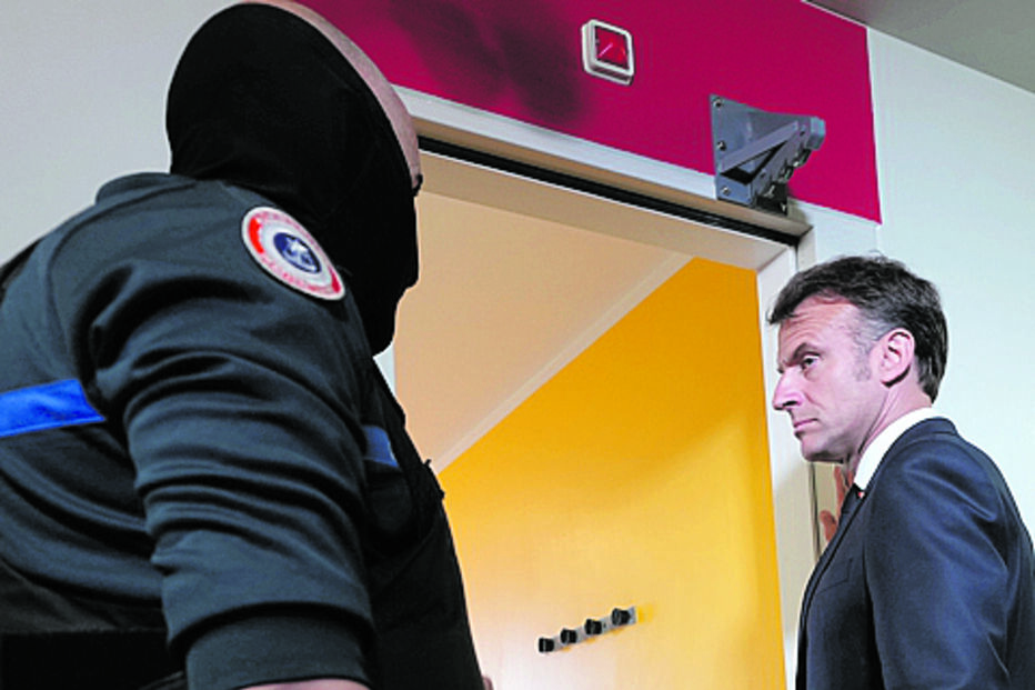 Emmanuel Macron na cadeia de Vendin-le-Viell