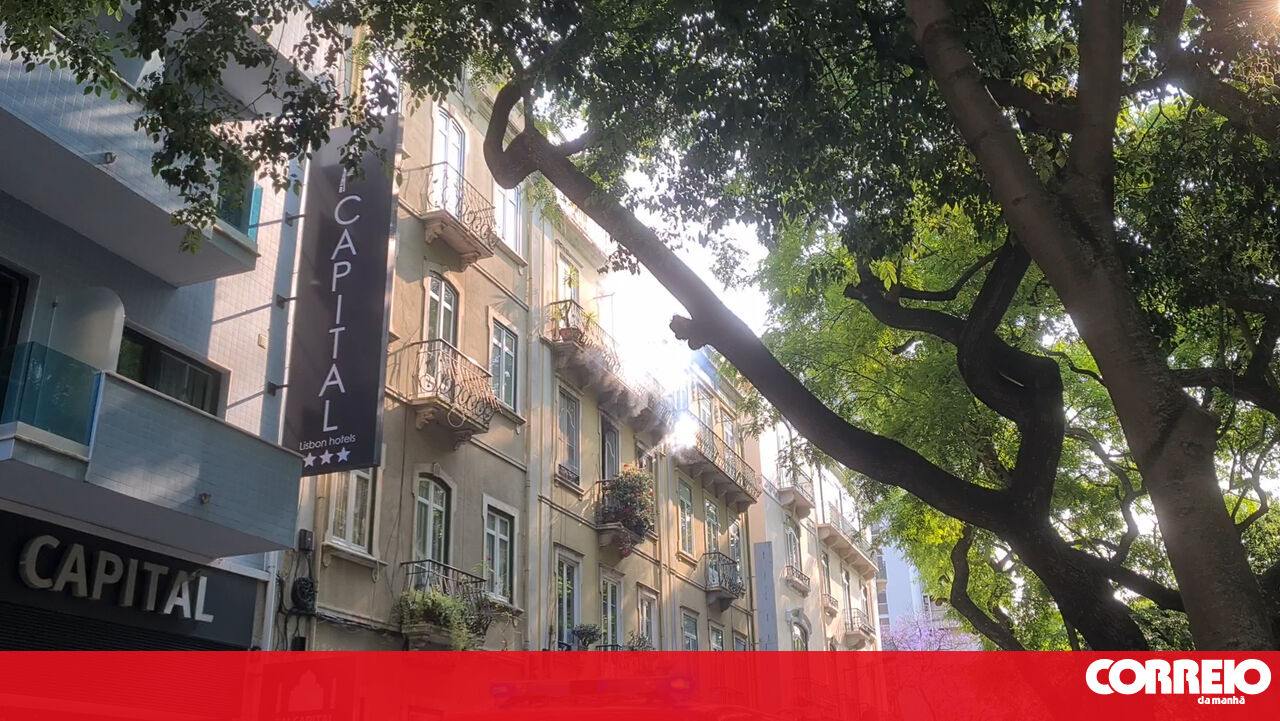 Fire Breaks Out in Lisbon Building Near Campo Pequeno - Emergency Response Underway
