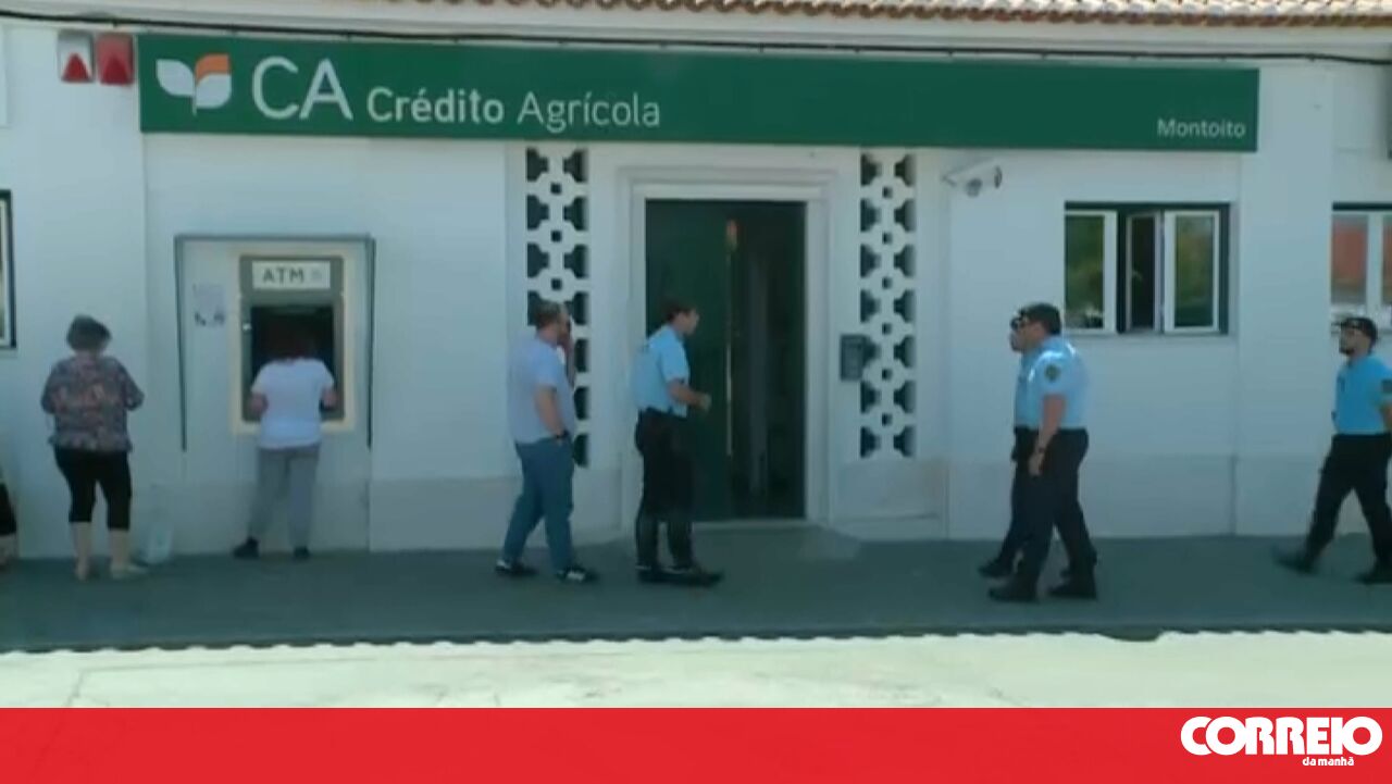 “Assaltantes a Banco em Évora Trocam de Roupa em Supermercado Após Roubo Armado e Acabam Capturados!” #ÚltimasNotícias #Portugal “Assaltantes a Banco em Évora Trocam de Roupa em Supermercado Após Roubo Armado e Acabam Capturados!” #ÚltimasNotícias #Portugal
