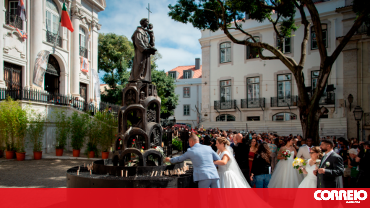 Lisbon's Dreamy Weddings: Santo António Blesses 16 Couples in a Festive Celebration