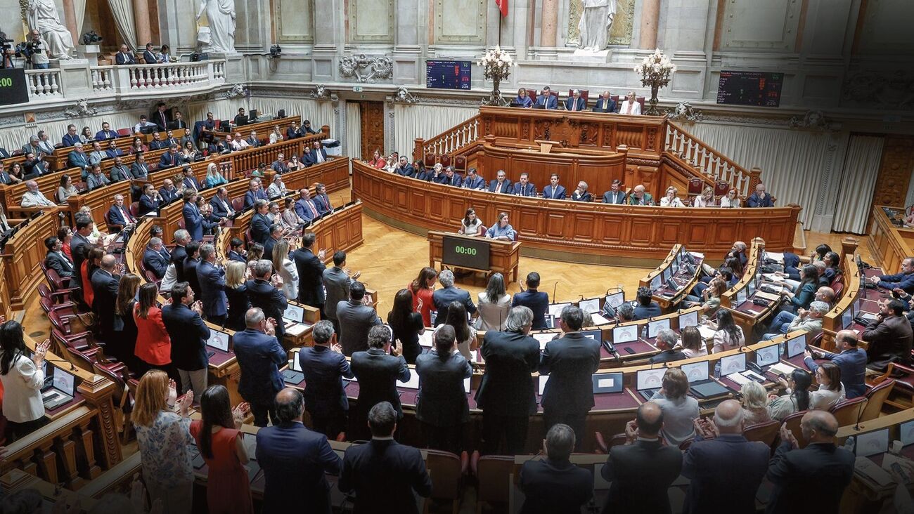 Proposta para redução do IRS aprovada pela direita com abstenção do PS