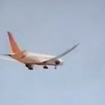 O momento em que avião com mais de 200 pessoas a bordo despenha-se na Índia