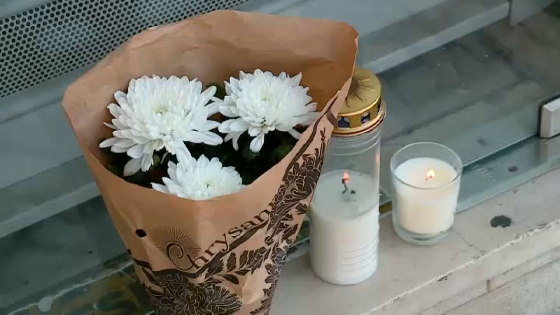 Velas, flores e orações: populares homenageiam homem morto a tiro na própria mercearia em Almada