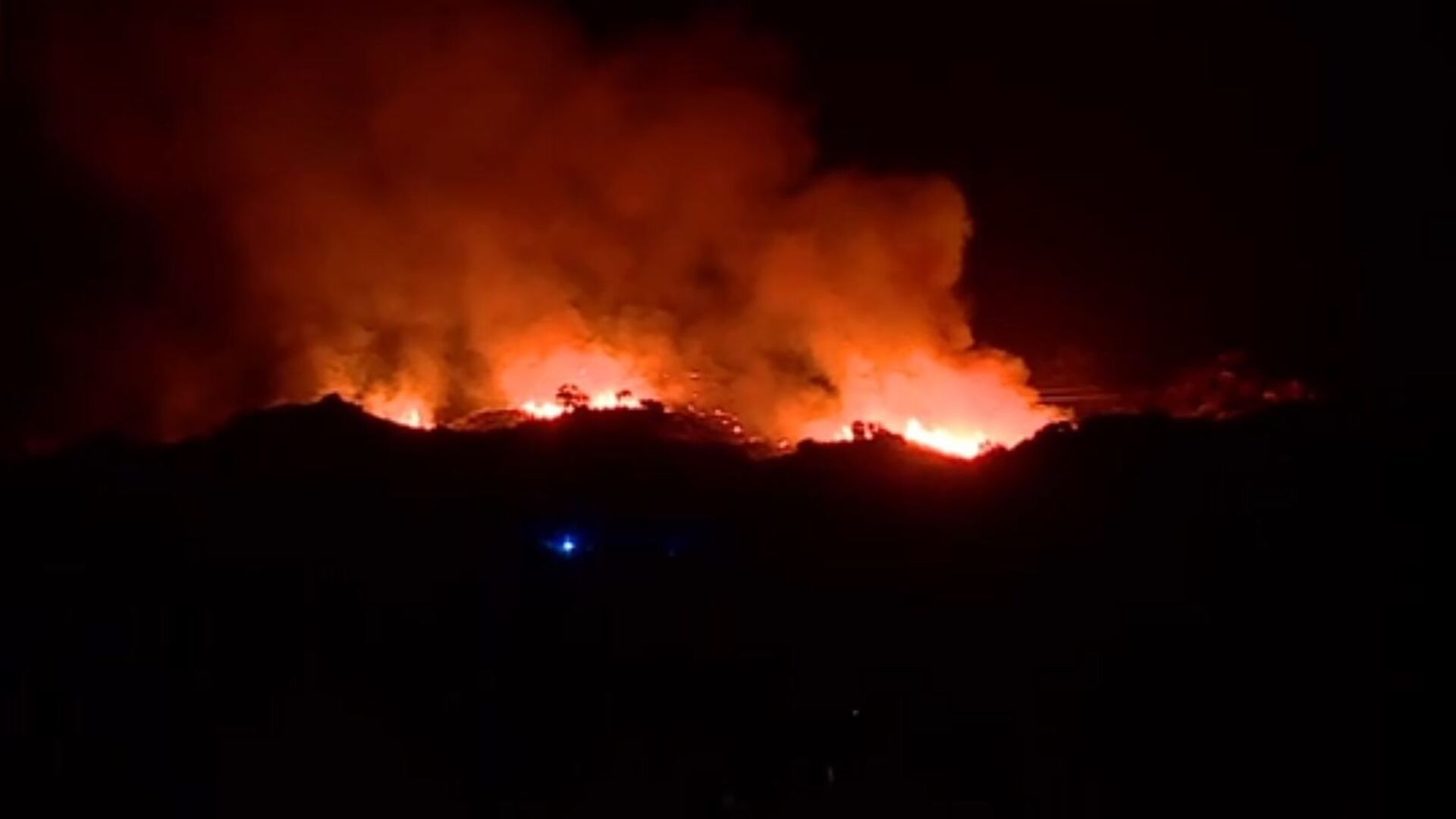 Mais de 100 operacionais combatem fogo em Torre de Moncorvo