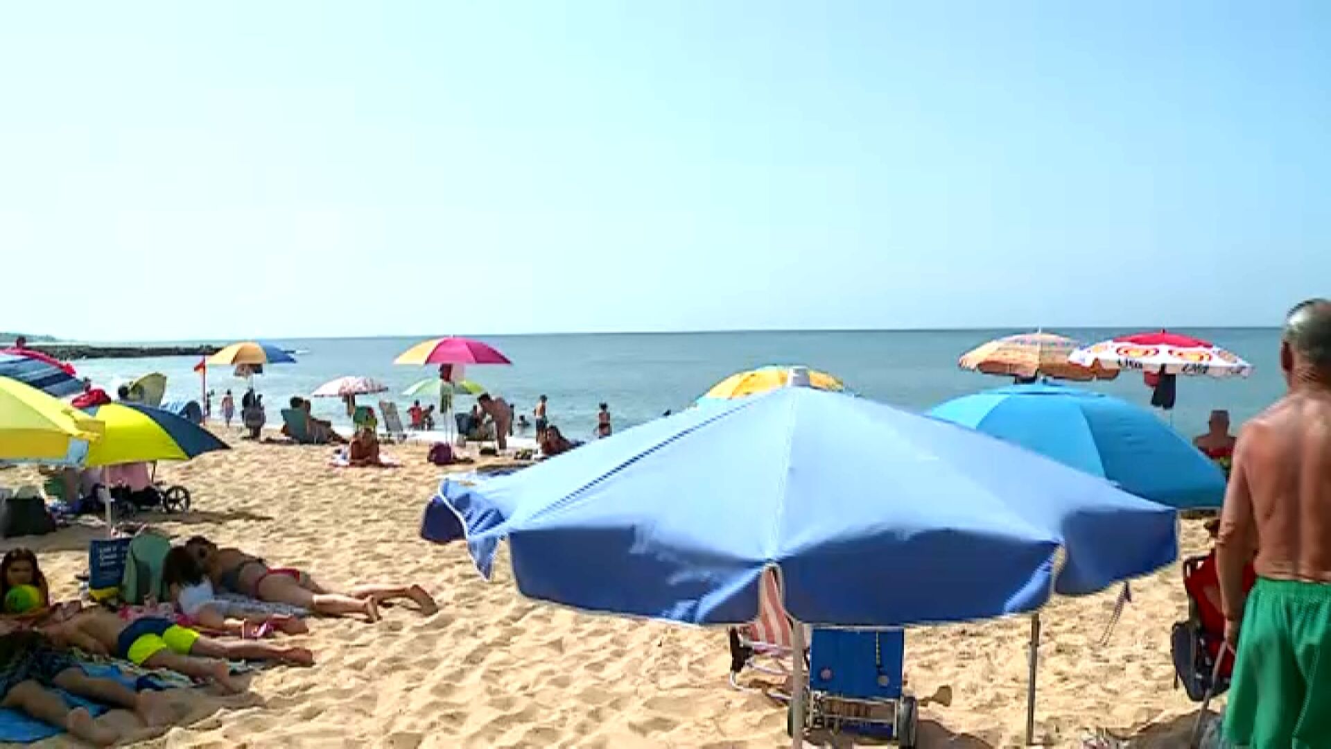 'A água está quase sempre boa': Banhistas inauguram primeiro dia do verão na praia da Quarteira
