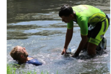 Militar da Marinha socorre atleta em prova de triatlo