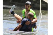 Militar da Marinha socorre atleta em prova de triatlo