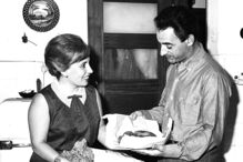 Casal na cozinha com comida, em ambiente doméstico