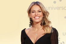 Apresentadora deslumbra com vestido preto e sorriso radiante