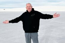 Homem sorri em White Sands National Park, EUA