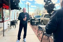 Repórter da Fox 29 filma reportagem na rua