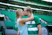 Namoradas de Hjulmand e Gyökeres mostram apoio aos jogadores do Sporting em Lisboa.
