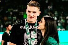 Jogadores do Sporting celebram bicampeonato e Taça de Portugal com as companheiras