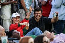 Kelly Bailey e Lourenço Ortigão desfrutam de noite a dois e anunciam férias.
