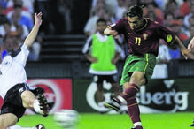 Confronto entre jogadores de futebol das seleções de Portugal e Alemanha num jogo