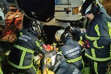 Bombeiros de Coruche prestam auxílio a condutor ferido num despiste de camião