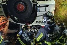 Camião despista-se em Coruche, bombeiros no local assistem condutor ferido.
