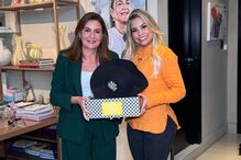 Mulheres posam com chapéu 'São João', possivelmente relacionado com festividades locais